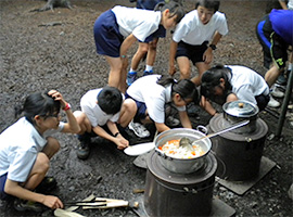 1年生がみんなで力を合わせ食事を作る様子